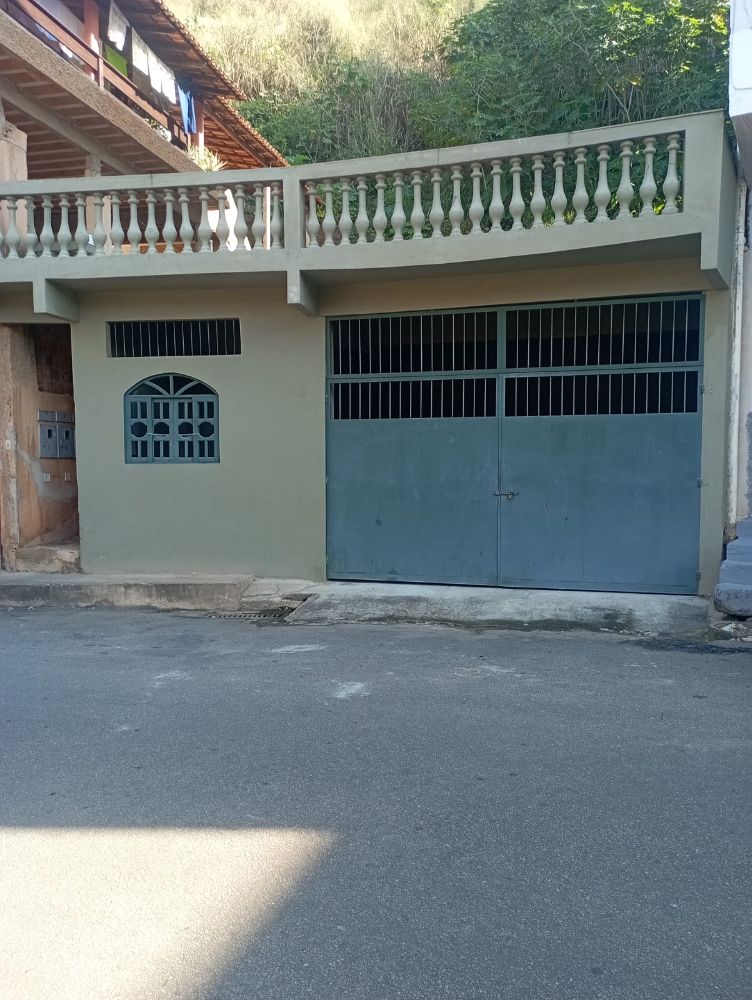 GARAGEM COM ESTRUTURA PARA CONSTRUÇÃO DE UM APARTAMENTO.